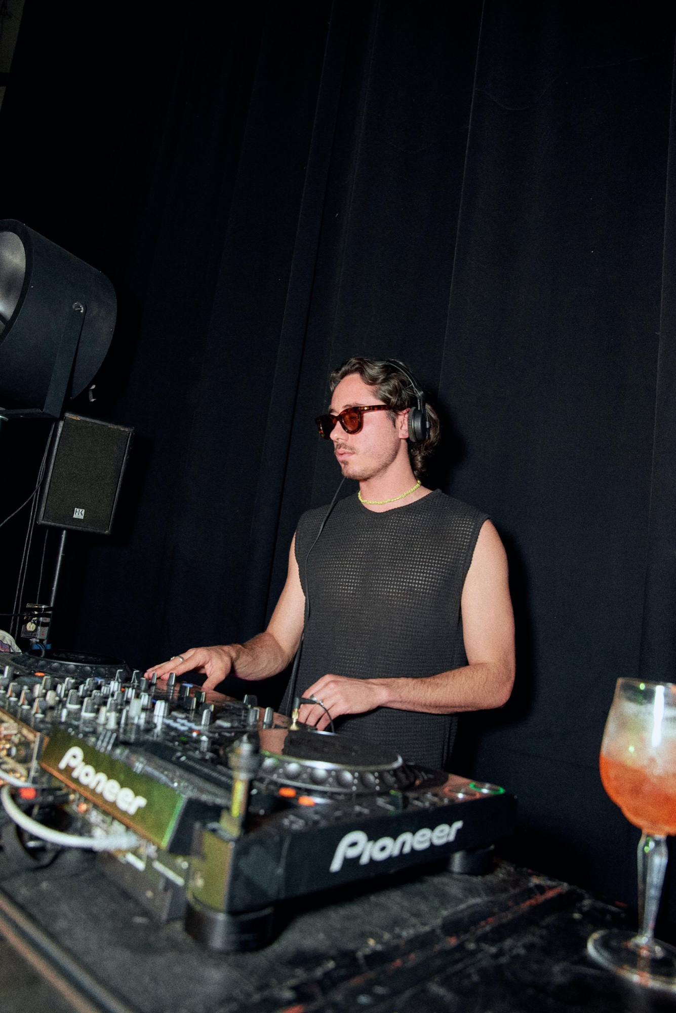 Emilio Hemmer at the decks